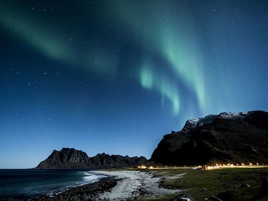 immagine per aurora boreale e husky safari